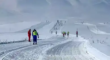 Hakkari'de Kayaklı Koşu Yarışması Başladı