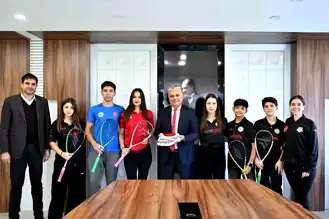 Muratpaşa'da Squash Patlaması: 50 Lisanslı Sporcu!