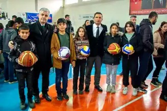 Çınar'da Okullara Spor Malzemesi Desteği