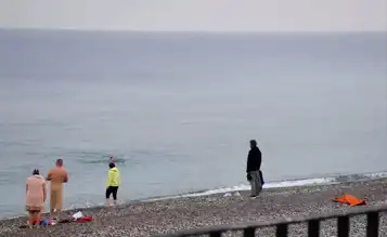 Yağmurlu Antalya'da Plajlar Dolu!