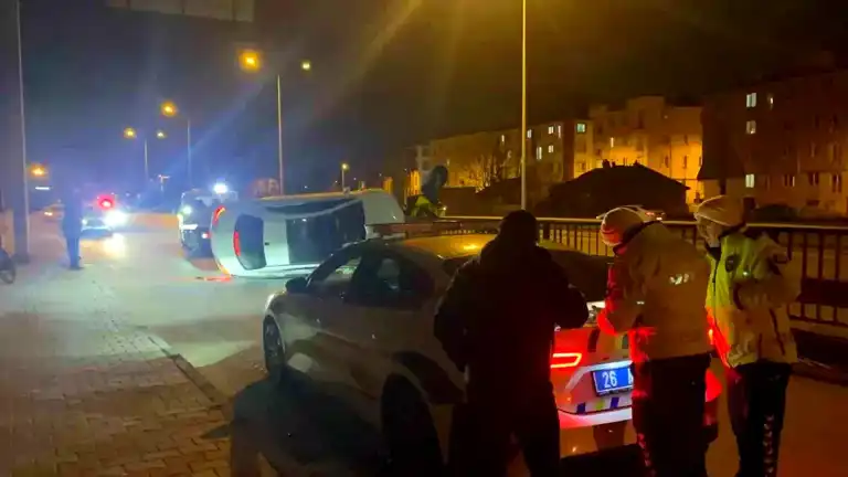 Alkollü Sürücü Bariyerlere Çarptı, 3 Kişi Cezalı!