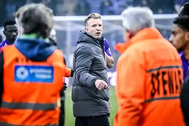 Belçika Derbisinde Kuyt'a Saldırı! Yanıcı Madde Atıldı!