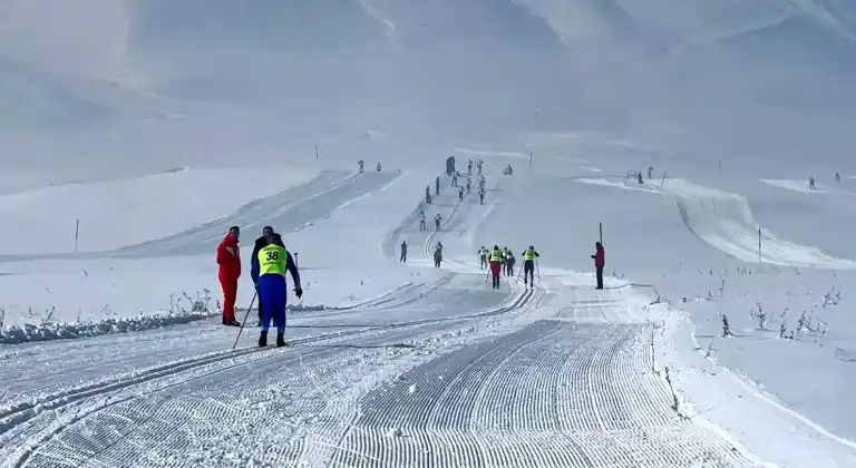 Hakkari'de Kayaklı Koşu Yarışması Başladı