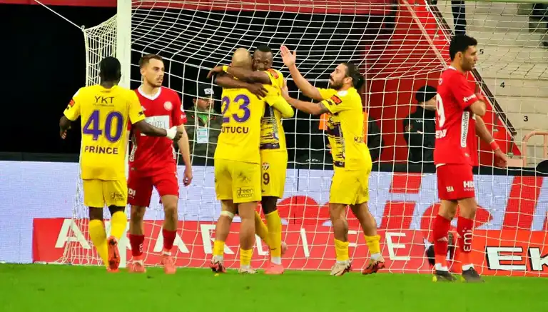 Mame Thiam'ın Golleriyle Eyüpspor, Antalyaspor'u Yendi!