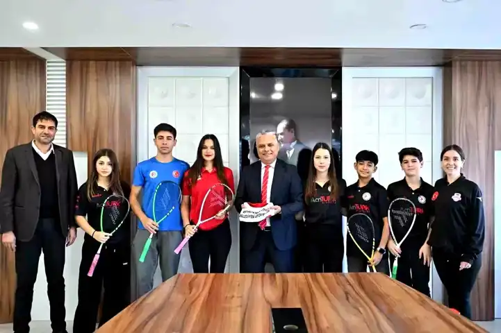 Muratpaşa'da Squash Patlaması: 50 Lisanslı Sporcu!