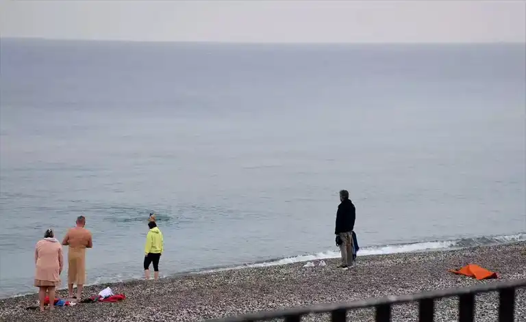 Yağmurlu Antalya'da Plajlar Dolu!